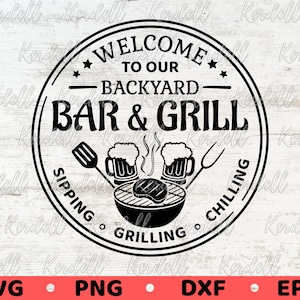 以下が含まれることがあります： 「WELCOME TO OUR BACKYARD BAR & GRILL」の文字が入った白黒の円形サイン。 ビールジョッキ、ステーキ付きグリル、バーベキューツールなどのデザイン。 「Sipping, Grilling, Chilling」の文字も含まれています。