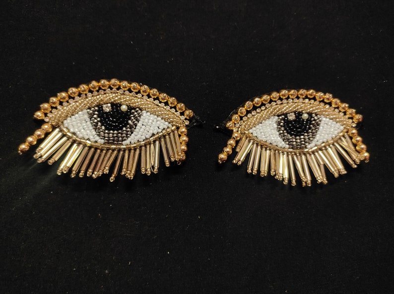 Appliques indiennes blanches, noires et dorées, conçues pour les yeux, utilisées dans différentes conceptions de plusieurs artefacts image 5