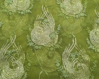par mètre Tissu net de couleur vert olive indien brodé de paillettes, utilisé dans différentes conceptions de vêtements multiples.