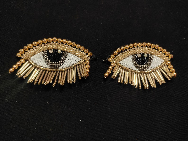 Appliques indiennes blanches, noires et dorées, conçues pour les yeux, utilisées dans différentes conceptions de plusieurs artefacts image 7