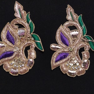 Aplique bordado de lentejuelas florales: parche indio en oro rosa, morado y verde