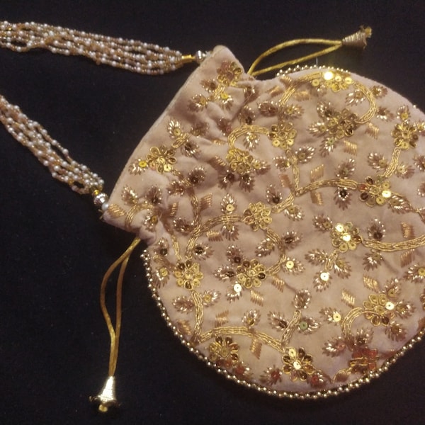 Il s'agit d'un sac à main indien en couleur or et crème, décoratif à paillettes faites à la main, chaîne perlée, Potli, pour une occasion spéciale, cadeau de mariage