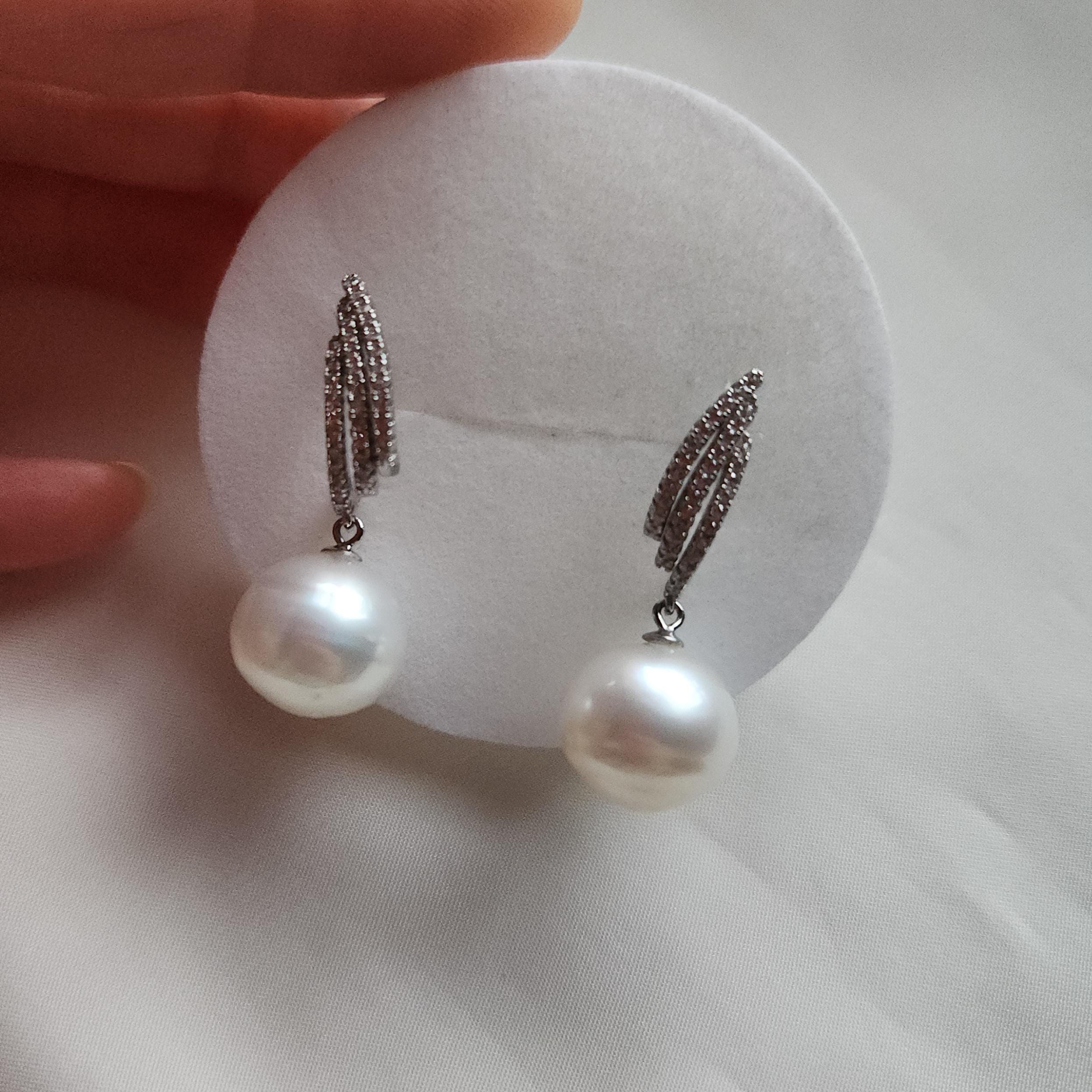 Orecchini in oro bianco con perle pendenti - Sari Gold Orecchini in oro bianco con perle pendenti - Sari Gold