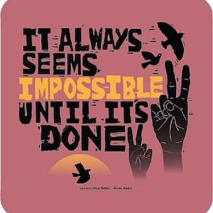 Op de afbeelding: Een roze achtergrond met zwarte tekst die "It always seems impossible until it's done." luidt. De tekst is in een vetgedrukt, gestileerd lettertype. Er zijn zwarte silhouetten van vogels en handen die het vredesteken maken. De tekst "Syracuse Cultural Workers - Ahmed ElShahid" staat onderaan de afbeelding.