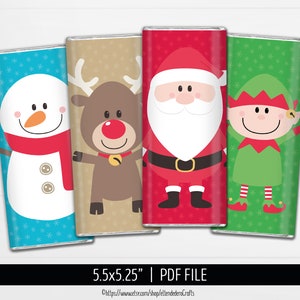 Może przedstawiać: Cztery opakowania czekolady o tematyce świątecznej. Projekty obejmują bałwana z czerwonym szalikiem, renifera z czerwonym nosem, Świętego Mikołaja i elfa. Opakowania są w kolorze niebieskim, beżowym, czerwonym i zielonym z świątecznymi wzorami.