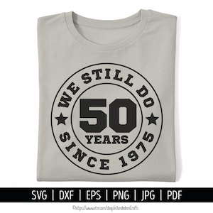 50e verjaardag-svg. We doen het nog steeds sinds 1975 Shirt vector snijmachine. Viering van 50 jaar huwelijk badge gesneden bestand silhouet Cricut