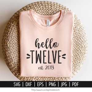 Hello Twelve Est 2013 SVG-Schnittdatei. 12th Birthday Shirt Vektor für die Schneidemaschine. Hallo 12, Mädchen Twelveth Squad Silhouette Cricut Dateien