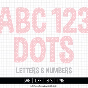 Op de afbeelding: Roze stippenletters en -cijfers, waaronder ABC en 123, met het woord DOTS. De zin LETTERS & NUMBERS staat onder de letters en cijfers. De afbeelding bevat ook SVG-, DXF-, EPS- en PNG-bestandsindelingopties.