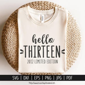 Hallo Dreizehn SVG Schnitt Datei. 13. Geburtstag Shirt Vektor für die Schneidemaschine. Est 2012 Limited Edition, Hallo 13 Geburtstag Silhouette Cricut