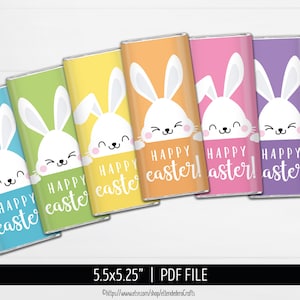 Puede incluir: Seis envoltorios de barra de chocolate imprimibles con un lindo conejito asomándose detrás del texto "¡Feliz Pascua!" Cada envoltorio es de un color pastel diferente: azul, verde, amarillo, naranja, rosa y morado.
