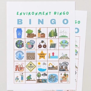 Könnte beinhalten: Zwei weiße Papierbögen mit einem aufgedruckten "ENVIRONMENT BINGO" Spiel. Das Spielbrett zeigt farbenfrohe Illustrationen zum Thema Umweltschutz, darunter Recycling, Bäume und Sonnenkollektoren. Das Wort "BINGO" steht in großen blauen Buchstaben.