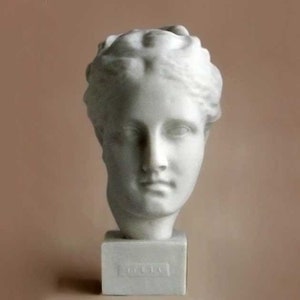 Estatua de la cabeza de Higía hecha de alabastro.