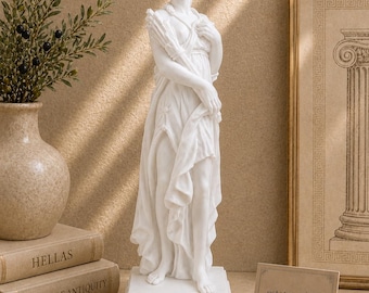 Estátua de Deméter, deusa grega, feita de alabastro branco, com 16 a 18 cm de altura.