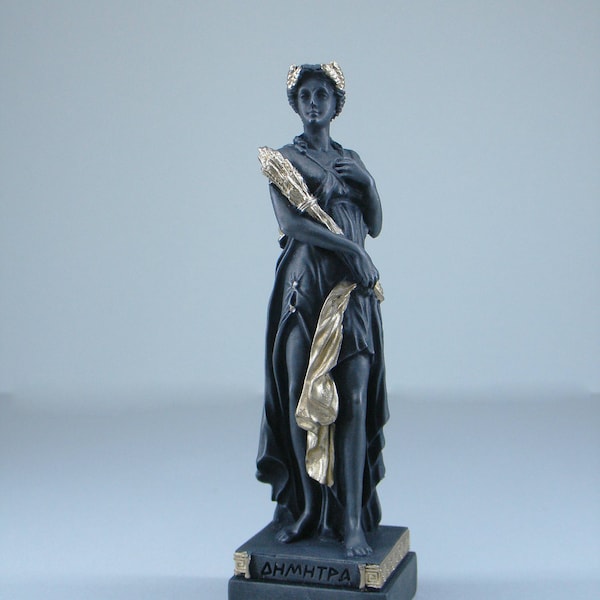 Estatua de Deméter, diosa griega, hecha de alabastro negro y oro, de 16 a 18 cm.