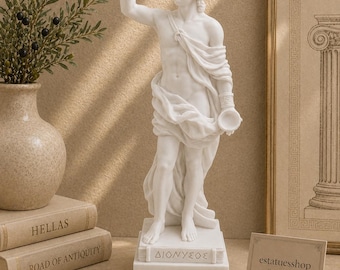 Estátua de Dionísio, deus grego, feita de alabastro branco, com 16 a 18 cm de altura.