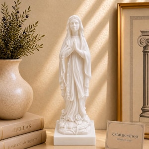 Jungfru Maria bönestaty gjord av alabaster 17 cm vit