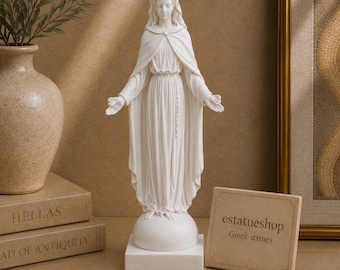 Estátua da Virgem Maria segurando flores, feita de alabastro, 17 cm, branca.