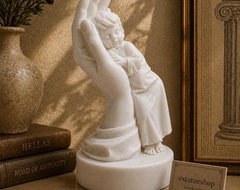 Estátua de menino na mão feita de alabastro 11cm branco