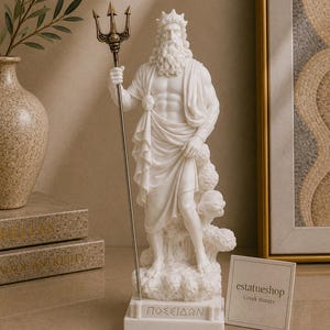 Könnte beinhalten: Eine weiße Statue von Poseidon auf einem rechteckigen Sockel mit dem griechischen Text ΠΟΣΕΙΔΩΝ auf der Vorderseite. Die Figur trägt eine Krone, hat einen langen Bart und hält einen hohen, metallisch bronzefarbenen Dreizack in der rechten Hand.