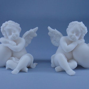 Set of two Angels with hearts statues made of Alabaster
