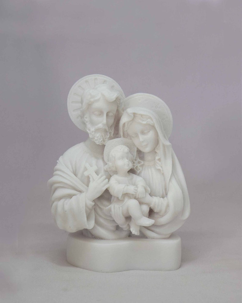 Peut inclure: Sculpture en alb&acirc;tre blanc de la Sainte Famille. La sculpture repr&eacute;sente Marie, Joseph et l'enfant J&eacute;sus. La sculpture est une repr&eacute;sentation traditionnelle de la Sainte Famille.