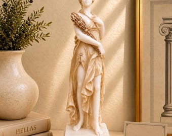 Estátua de Deméter, deusa grega, feita de alabastro e ouro, medindo entre 16 cm e 18 cm.