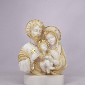 Peut inclure: Sculpture en marbre blanc de la Sainte Famille. Les personnages sont repr&eacute;sent&eacute;s dans une &eacute;treinte affectueuse, le b&eacute;b&eacute; J&eacute;sus &eacute;tant tenu par Marie. La sculpture est rehauss&eacute;e de peinture dor&eacute;e.