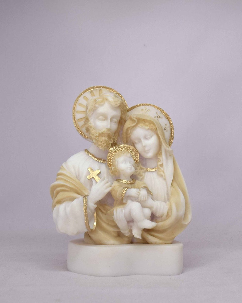 Peut inclure: Sculpture en marbre blanc de la Sainte Famille. Les personnages sont repr&eacute;sent&eacute;s dans une &eacute;treinte affectueuse, le b&eacute;b&eacute; J&eacute;sus &eacute;tant tenu par Marie. La sculpture est rehauss&eacute;e de peinture dor&eacute;e.
