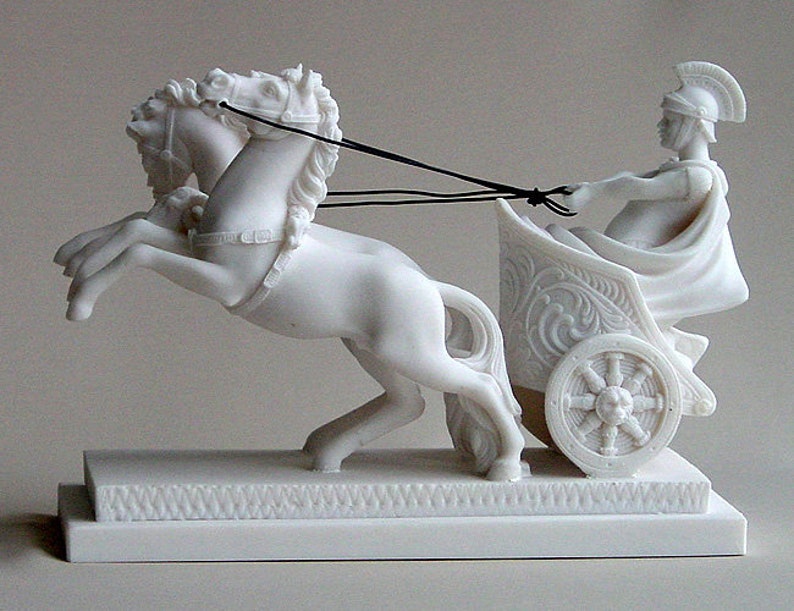 Pu&ograve; includere: Statua in marmo bianco di un carro romano con due cavalli e un auriga. Il carro ha un design dettagliato e i cavalli sono in una posa di salto.