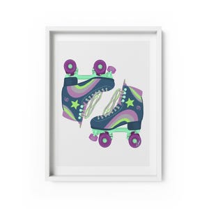 Puede incluir: Impresión enmarcada con un par de patines de ruedas retro. Los patines son de color azul marino con detalles morados, verdes y amarillos. Cada patín tiene un diseño de estrella y remolino. Las ruedas y los topes son morados.