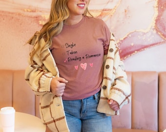 Single Taken Reading a Romance Shirt | Romanze Leseratte Shirt | Bookish Grafik-T-Shirt | BookTok Reader Geschenk | Buchliebhaber Shirt