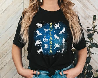 "Offizielles Sternzeichen-Akademie-Shirt | Lizenziertes Solaria Tee | Caroline Peckham & Susanne Valenti Merch | Fantasy Bücherwurm Geschenk | Geschenk für Buchliebhaber