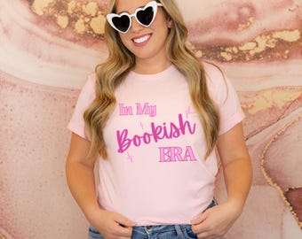 In meiner Bücherwurm Ära Shirt | BookTok Aesthetic Tee | Romantik Geschenk für Leseratten | Bücherwurm Grafik-Shirt | Gemütliches Leser Outfit | Geschenk für Buchliebhaber