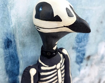 Creepy Halloween Ooak Art Doll Scheletro spettrale Animale Corvo in posa Bambola fatta a mano 40 cm (15,75 pollici)