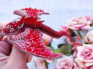 Broche Dragon Chinoise Rouge – Épingle Décorative Élégante – Cadeau Fête & Nouvel An