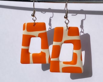 Pendientes de arcilla polimérica colgantes con rectángulo inclinado y estampado retro en naranja y blanco