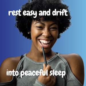 Può includere: Una donna con i capelli neri ricci sorride ampiamente mentre tiene una penna nera. Il testo "rest easy and drift into peaceful sleep" è scritto in bianco su uno sfondo blu.