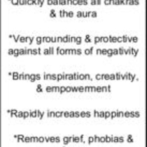 Pode incluir: Imagem vertical com o texto "Black Spinel" no topo, seguido de "Root, Sacral & Solar Plexus." Abaixo, marcadores descrevem as propriedades da pedra, incluindo o equil&iacute;brio dos chakras e o aumento da felicidade. O fundo &eacute; branco.