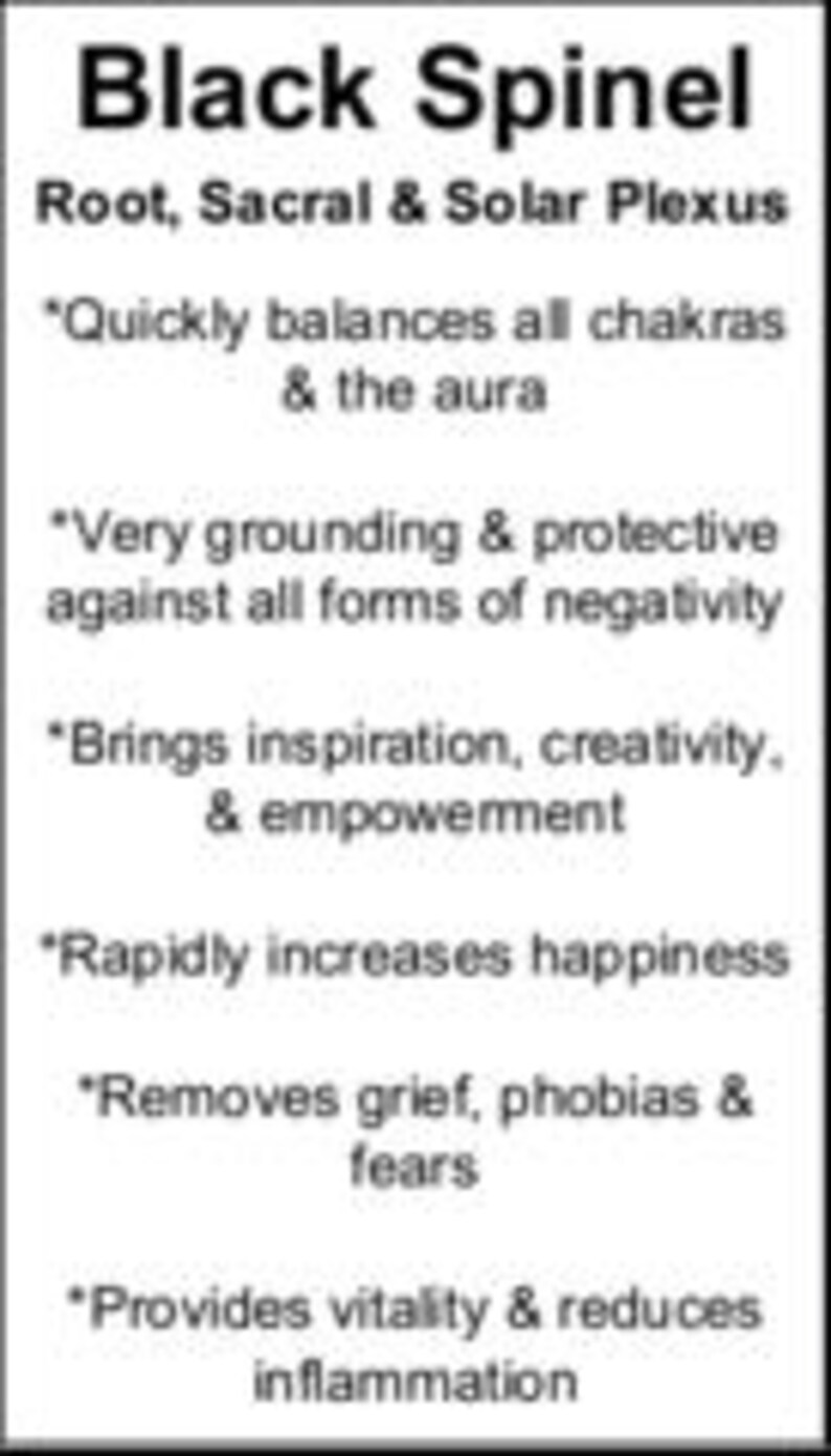 Pode incluir: Imagem vertical com o texto "Black Spinel" no topo, seguido de "Root, Sacral & Solar Plexus." Abaixo, marcadores descrevem as propriedades da pedra, incluindo o equil&iacute;brio dos chakras e o aumento da felicidade. O fundo &eacute; branco.