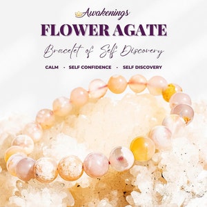 Puede incluir: Un brazalete hecho de cuentas de ágata de flor. Las cuentas son una mezcla de rosa, blanco y amarillo. El brazalete está sobre un fondo blanco. El texto "Flower Agate Bracelet of Self Discovery" está por encima del brazalete. El texto "Calm - Self Confidence - Self Discovery" está por debajo del brazalete.