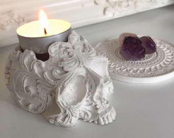 Portavelas de calavera blanca pequeña hecho a mano, con detalles de calavera gótica, decoración gótica intrincada para el hogar, decoración gótica para bodas, decoración de calavera para Halloween