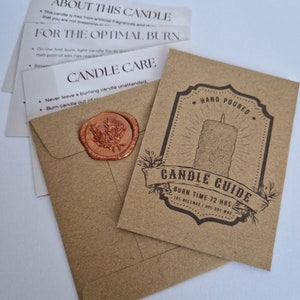 K&ouml;nnte beinhalten: Ein brauner Papierumschlag mit einem Wachssiegel und einer Karte im Inneren. Die Karte zeigt eine Kerzenillustration und den Text "Hand Poured" und "Candle Guide". Der Text auf der Karte lautet au&szlig;erdem "Burn Time: 72 Hrs" und "70% Beeswax | 30% Soy Wax".