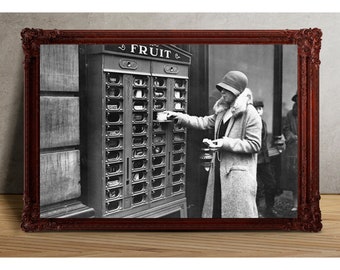 Stampa fotografica vintage degli anni '20 - Stampa artistica di moda vintage - Donna che utilizza la stampa del distributore automatico - Stampe artistiche da parete alternative - Varie dimensioni