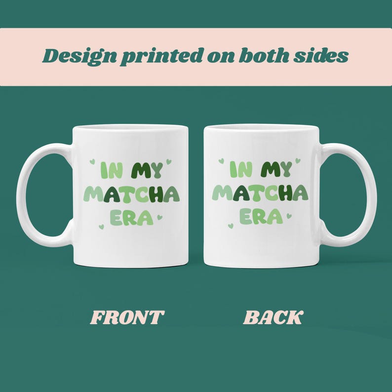 Może przedstawiać: Biały kubek ceramiczny z zielono-białym wzorem, na kt&oacute;rym po obu stronach widnieje napis "In My Matcha Era".