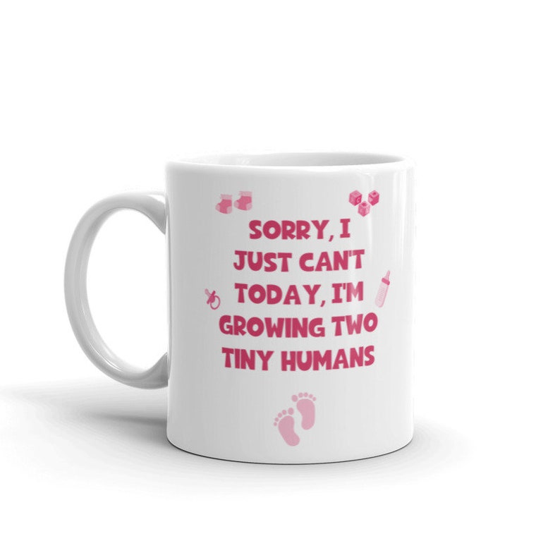K&ouml;nnte beinhalten: Wei&szlig;e Keramiktasse mit rosafarbenem Design. Die Tasse sagt "Sorry, ich kann heute einfach nicht, ich z&uuml;chte zwei kleine Menschen".