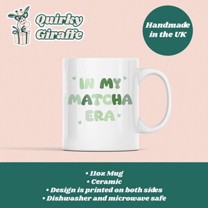 Może przedstawiać: Biały kubek ceramiczny z napisem "IN MY MATCHA ERA" w zielono-białych literach. Kubek ma pojemność 11 uncji i jest zmywalny w zmywarce i nadaje się do mikrofal&oacute;wki.