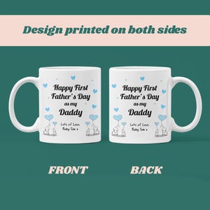 Puede incluir: Taza de cer&aacute;mica blanca con un dise&ntilde;o azul y blanco. La parte delantera de la taza dice "Happy First Father's Day as my Daddy" con dos elefantes azules sosteniendo globos azules. La parte posterior de la taza dice "Lots of Love, Baby Tom x".