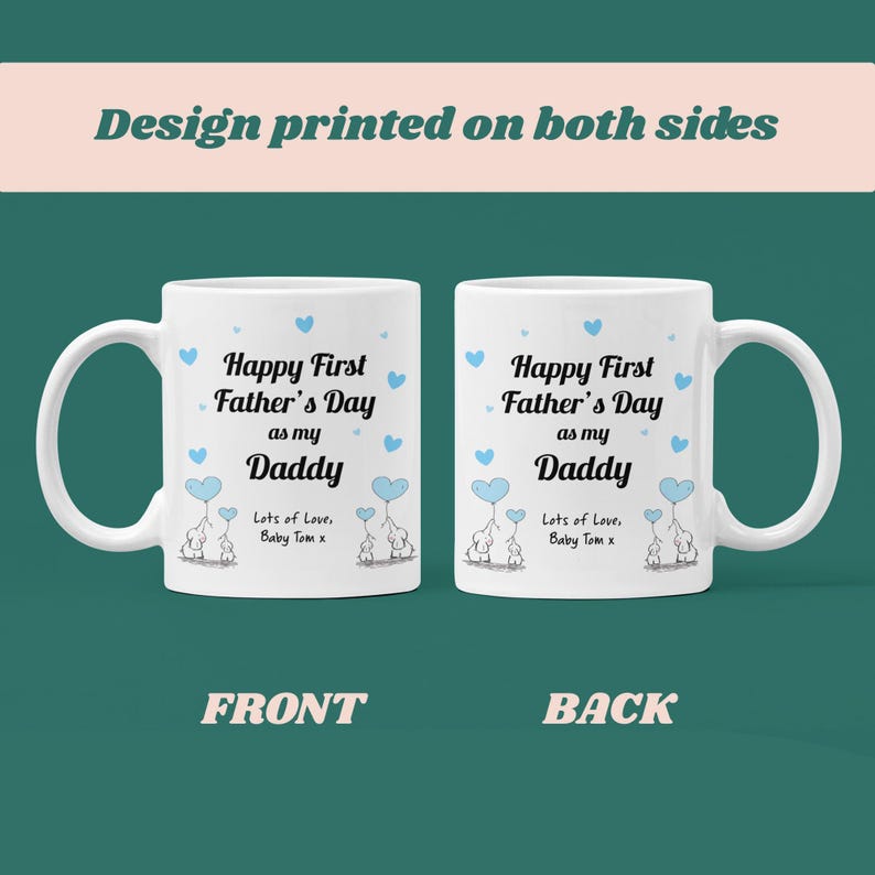 Puede incluir: Taza de cer&aacute;mica blanca con un dise&ntilde;o azul y blanco. La parte delantera de la taza dice "Happy First Father's Day as my Daddy" con dos elefantes azules sosteniendo globos azules. La parte posterior de la taza dice "Lots of Love, Baby Tom x".