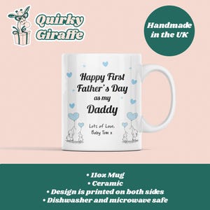 Puede incluir: Taza de cer&aacute;mica blanca con ilustraciones azules y blancas de elefantes sosteniendo globos. La taza dice "Happy First Father's Day as my Daddy" y "Lots of Love, Baby Tom x".