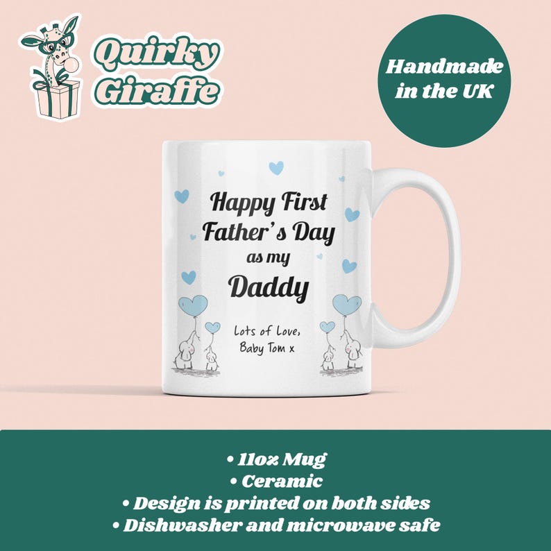 Puede incluir: Taza de cer&aacute;mica blanca con ilustraciones azules y blancas de elefantes sosteniendo globos. La taza dice "Happy First Father's Day as my Daddy" y "Lots of Love, Baby Tom x".